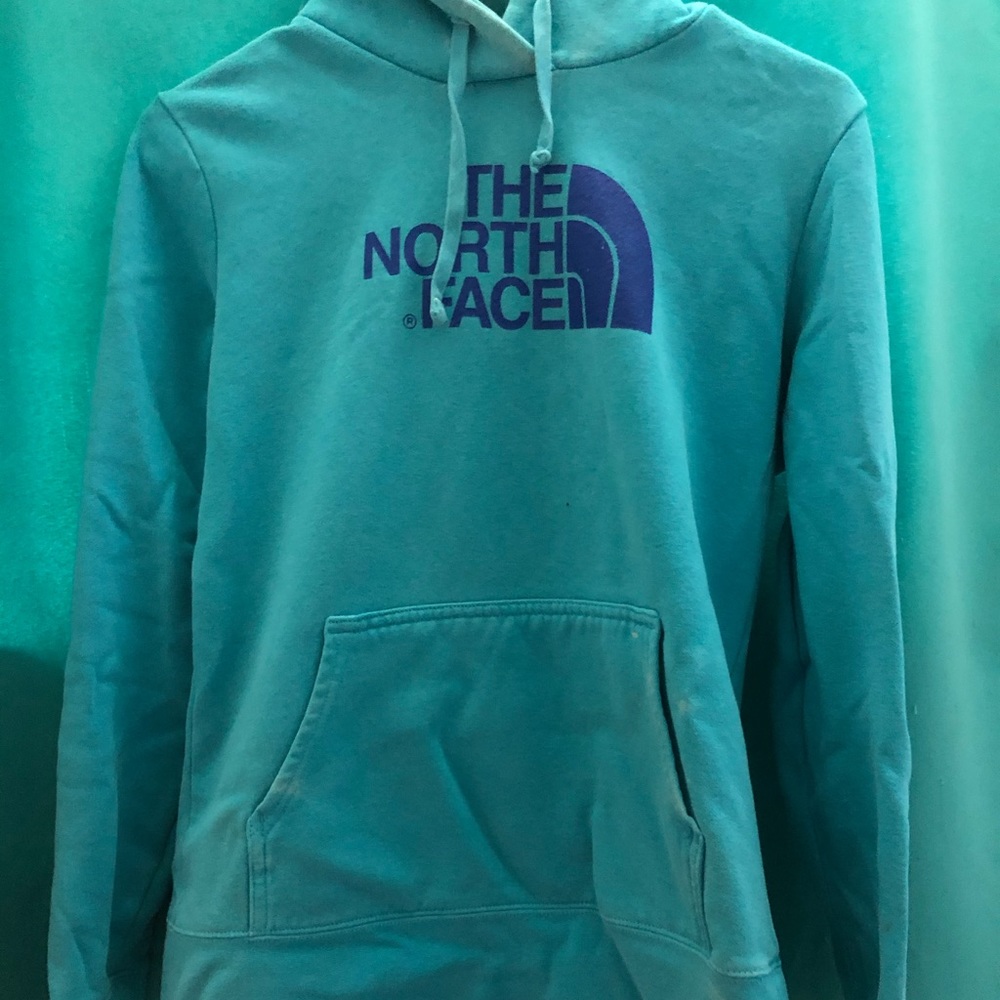 North face women’s hoodie with front pocket.